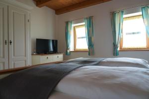 A bed or beds in a room at Kellerstöckl Weinberg