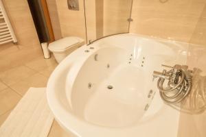 Kúpeľňa v ubytovaní ApartSerwis Gorące Źródła - Apartament Kozi Wierch