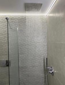 a shower in a bathroom with a shower curtain at Green room in Marathopoli