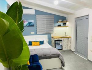 a bedroom with a bed and a blue wall at Green room in Marathopoli