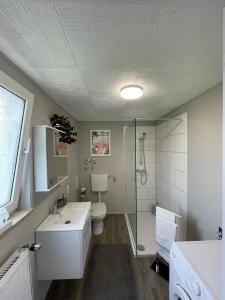 Salle de bains dans l'établissement Ferienwohnung Katzenberg