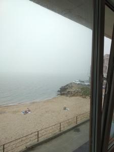 una ventana con vistas a la playa en Аппартаменты студия первая линия у моря в Совиньоне en Odesa