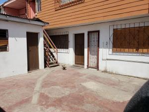 un gato sentado frente a un edificio en Casa Aldunate, La calera, en La Calera