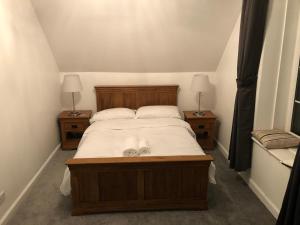 um quarto com uma cama grande e 2 mesas de cabeceira em Premier 3 Bed Flat D em Broxburn