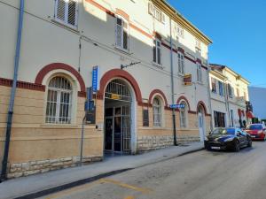 samochód zaparkowany przed budynkiem na ulicy w obiekcie Parentium town center w Poreču