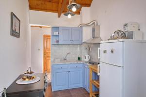 A kitchen or kitchenette at Katerina
