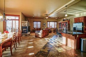 uma cozinha e sala de estar com mesa e cadeiras em Cornerstone Town Home 49 em Steamboat Springs