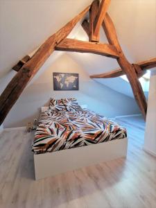 ein Schlafzimmer mit einem Bett im Dachgeschoss in der Unterkunft The stopover in Bonneuil in Bonneuil-les-Eaux