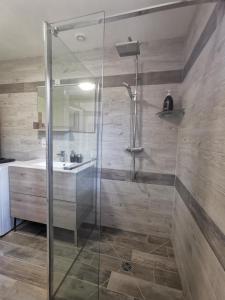 ein Bad mit einer Dusche und einem Waschbecken in der Unterkunft The stopover in Bonneuil in Bonneuil-les-Eaux