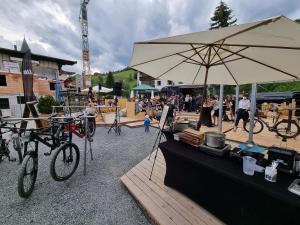 Restauracja lub miejsce do jedzenia w obiekcie SKILL Mountain Lodge - Ski und Bike Hostel im Sommer mit JOKER CARD
