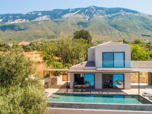 Villa con piscina y montañas de fondo en Brand new Villa Lefka with private pool at Platies, en Plateies