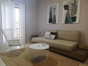 een woonkamer met een bank en een tafel bij Sti Chora Apartments in Lefkada