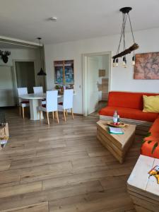 sala de estar con sofá rojo y mesa en Eure Auszeit en Vöhl