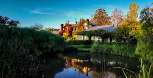 uma propriedade com um rio em frente em La Casa de los Limoneros em Colônia do Sacramento