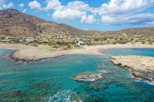 una vista aerea di una spiaggia con case di Venus Rooms a Manganari