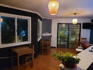 un salon avec une table et des chaises et une fenêtre dans l'établissement Hostal Casa Lhotse, à Viña del Mar 23 autres photos