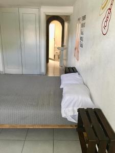 Una cama o camas en una habitación de Casa Internacional Querétaro