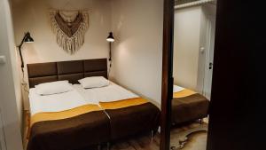 Uma cama ou camas num quarto em Browar Osjann - pokoje gościnne