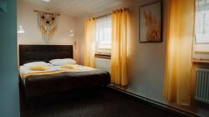 Uma cama ou camas num quarto em Browar Osjann - pokoje gościnne