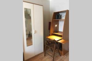 um quarto com uma secretária com um espelho e um armário em Studio Saint-André em Chambéry