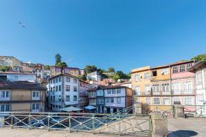 Photo de la galerie de l'établissement Magnificient 2BR Duplex w/ Gorgeous View by LovelyStay, à Porto
