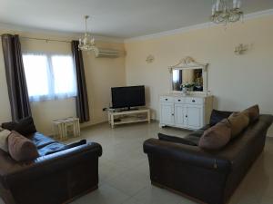 TV a/nebo společenská místnost v ubytování Villa Casa Del Sol 3 Bedroom Villa With Private Solar Covered 12m x 6m Pool Minimum Stay 7 Nights Chromecast And WiFi Throughout The Property