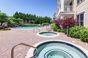 Swimming pool sa o malapit sa Long Trail House Condos