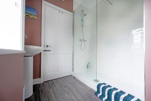 ein Badezimmer mit Dusche, Badewanne und Waschbecken in der Unterkunft The Teapot Cottage in Town Centre FREE Parking in Stratford-upon-Avon + 51 Fotos