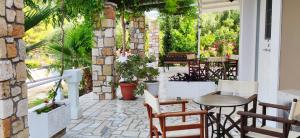 A garden outside Oskars Studios & Apartments