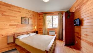Mayak Resort tesisinde bir odada yatak veya yataklar