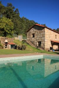 uma casa e uma piscina em frente a um edifício em Douro Senses - Nature House em Cinfães