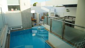 Una gran piscina con agua azul en una casa. en Sea Soul Esposende, en Esposende