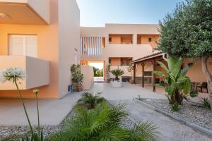 a courtyard of a house with trees and plants at Cirillo Family Hotel-Christinas Studios in Mastihari