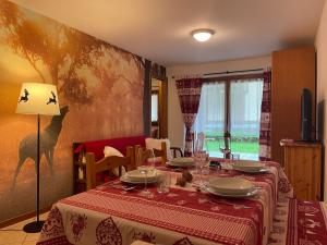 Reštaurácia alebo iné gastronomické zariadenie v ubytovaní Il Cervo Mountain Apartment