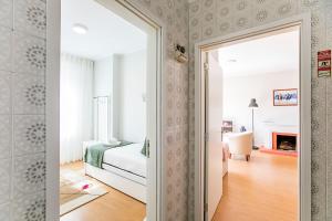 Koupelna v ubytování 3BR Apartment with Balcony and Free Parking by LovelyStay