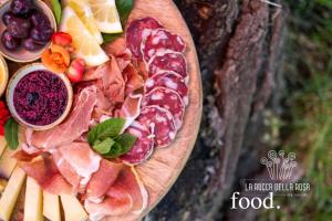 un piatto di alimenti a base di carne, frutta e verdura di la Rocca delle Rose a Zafferana Etnea