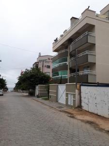 una calle vacía delante de un edificio en Garden Ville, 200m da Praia de Bombas, en Bombinhas