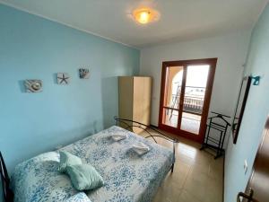 レトイアンニにあるCasa Morgantinaの窓付きの部屋にベッド付きのベッドルーム1室があります。