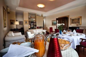 una sala de estar con una mesa con comida y bebida en Napoli Porta Di Mare, en Nápoles