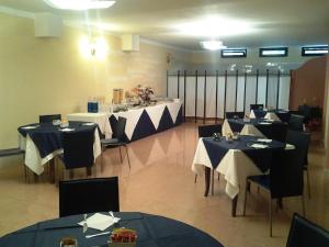 A restaurant or other place to eat at Hotel Sextum