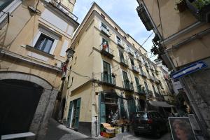 un callejón estrecho con un edificio en una ciudad en La Memolina B&B, en Salerno