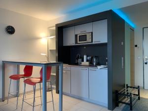 Dapur atau dapur kecil di Gemütliches Apartment by Rabe - Parkplatz & free Netflix & Coffee-Bar