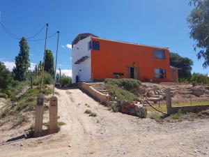 una casa al lado de un camino de tierra en Posada Villa Aurorita, en Famatina