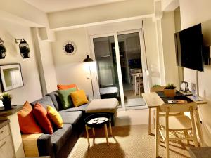 un salon avec un canapé et une table dans l'établissement MV Penthouse, à Athènes