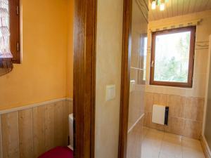 La salle de bains est pourvue d'une douche, d'une fenêtre et de toilettes. dans l'établissement Gîte La Roque-Gageac, 3 pièces, 4 personnes - FR-1-616-153, à La Roque-Gageac