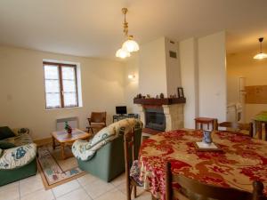 uma grande sala de estar com uma mesa e uma lareira em Gîte Tursac, 4 pièces, 6 personnes - FR-1-616-151 em Tursac
