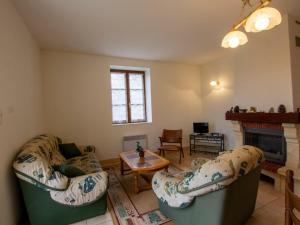 uma sala de estar com duas cadeiras e uma mesa em Gîte Tursac, 4 pièces, 6 personnes - FR-1-616-151 em Tursac