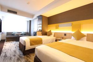 東京にあるKOKO HOTEL Tsukiji Ginzaのベッド2台とソファがあるホテルの部屋 +37枚の写真