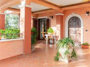 een veranda van een huis met een tafel en stoelen bij Belvilla by OYO Villa in Tagliacozzo in Tagliacozzo