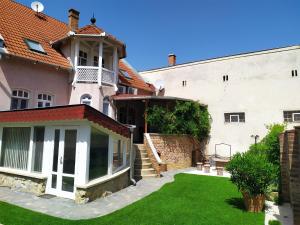 Vonkajšia záhrada v ubytovaní Zoli Apartmanok-Zoli Kölcsey 19 Villa